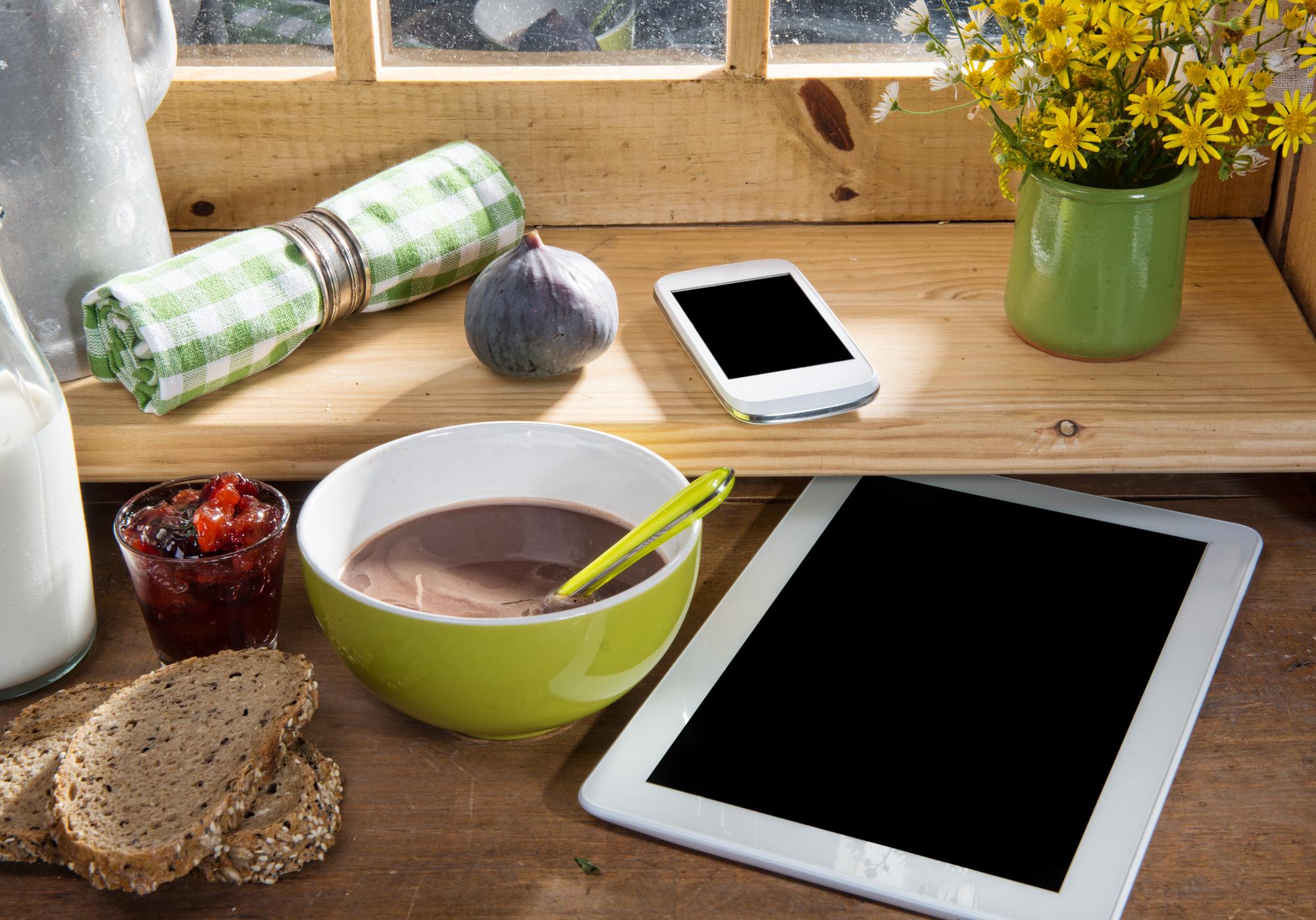 Postazione didattica con stoviglie e tablet per lezioni